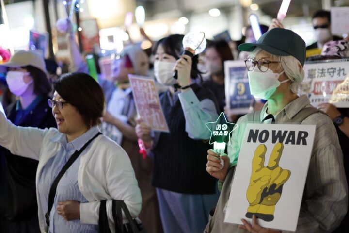Un grupo de personas participa en una protesta en Tokio contra la reforma del carácter pacifista de la Constitución de Japón el 21 de abril.