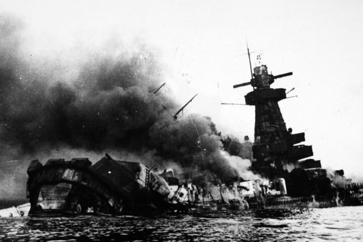Restos en llamas del crucero pesado alemán Graf Spee, destruido por su propia tripulación frente al puerto de Montevideo ante la previsión de la inminente llegada del ejército británico, el 18 de diciembre de 1939.
