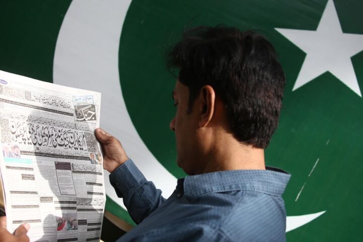 Un hombre lee una noticia sobre el alto el fuego entre Irán y EEUU e Israel en Karachi (Pakistán) el 8 de abril.