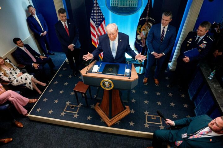 El presidente de Estados Unidos, Donald Trump, acompañado por el director de la CIA, John Ratcliffe, el secretario de Guerra, Pete Hegseth (segundo por la derecha), y el jefe del Estado Mayor Conjunto, el general Dan Caine, en la sala de prensa de la Casa Blanca.