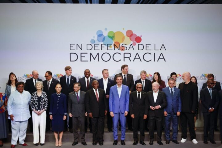 Sánchez defiende reforzar la democracia junto a líderes mundiales: "El extremismo crece cuando el sistema no responde"