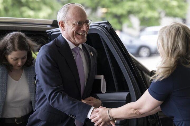 El embajador de Israel en EEUU a su llegada a la reunión con su homóloga libanesa en Washington, el 14 de abril de 2026.