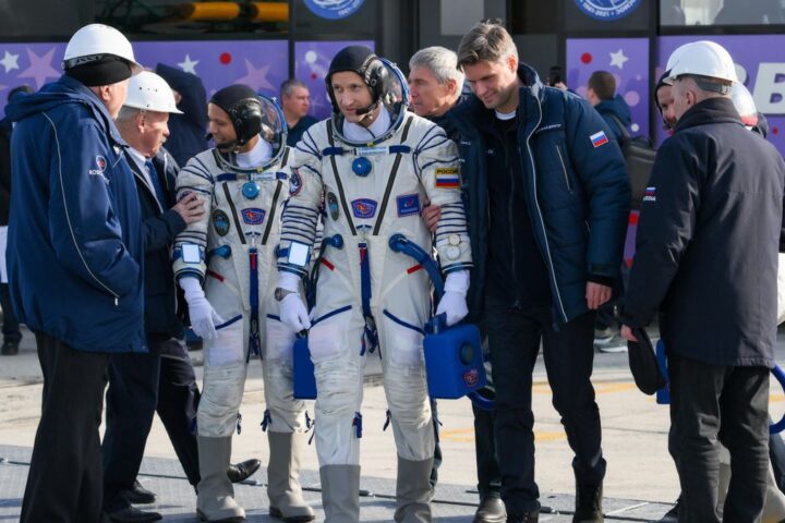 El director general de Roscosmos, Dmitri Bakanov, conversa con el miembro de la tripulación de la Expedición 74 de la ISS, el cosmonauta Sergey Kud-Sverchkov (en el centro de la imagen) en Baikonur, Kazajistán.