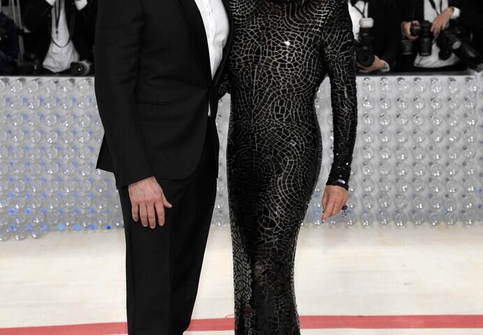 Hugh Jackman y Deborra-Lee Furness en la Met gala 2023