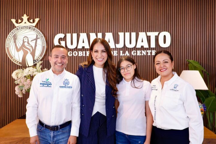 Libia Dennise entregó 300 escrituras en León para brindar certeza jurídica.