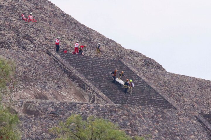 Elementos de Protección Civil bajan uno de los dos cuerpos tras suscitarse un tiroteo en la parte alta de la Pirámide de la Luna