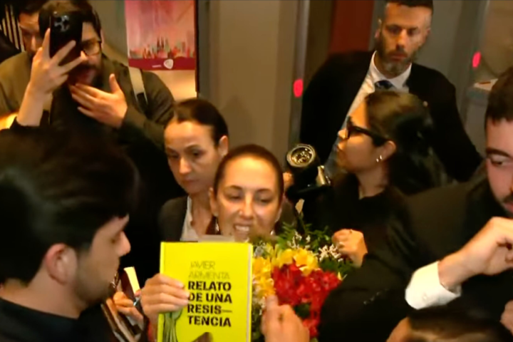 Claudia Sheinbaum llega a Barcelona y simpatizantes la reciben en su hotel