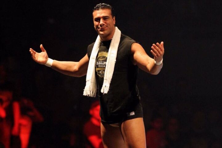 Del Río en todo lo alto del ring.