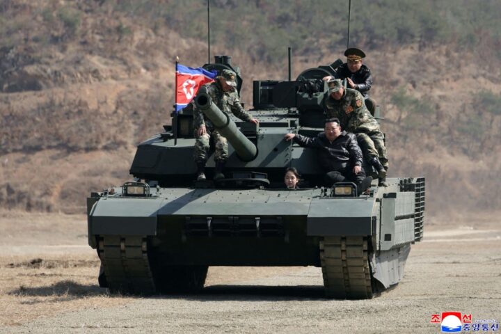 Kim Jong-un y su hija sobre tanque militar.