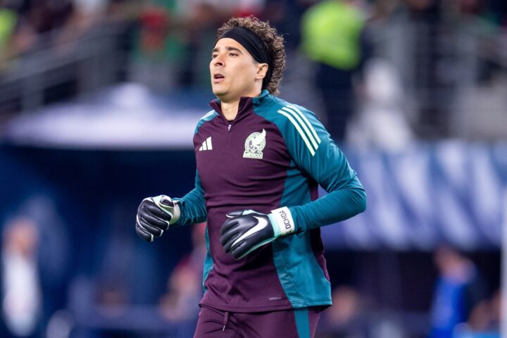 Memo Ochoa busca jugar su sexto Mundial