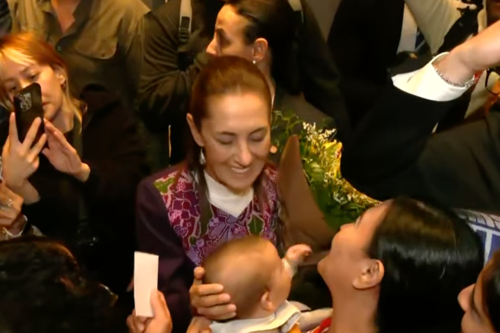 Claudia Sheinbaum llega a Barcelona y simpatizantes la reciben en su hotel