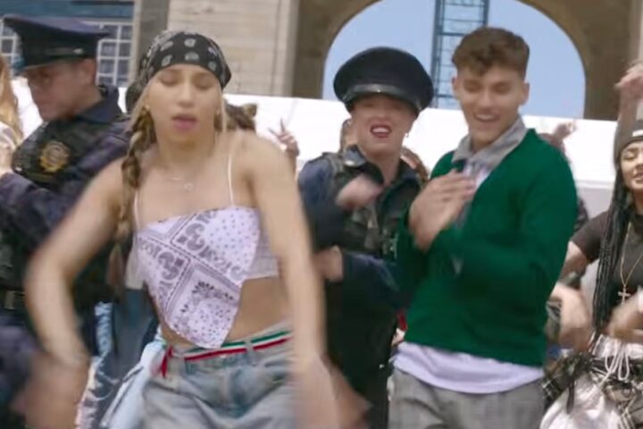 Por ella utiliza elementos mexicanos como uniformes escolares y cholos