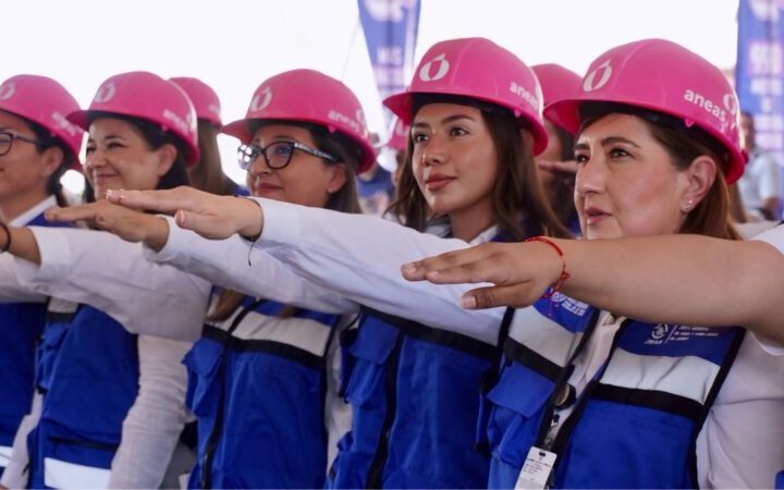 Rinden protesta la primera generación de “Cascos Rosas” de la JMAS Juárez