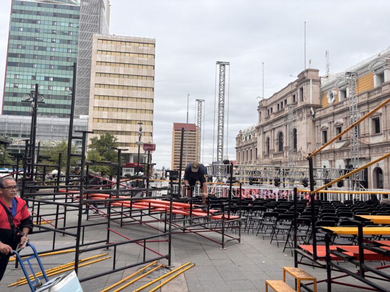 Alistas función de lucha libre en Plaza de Armas
