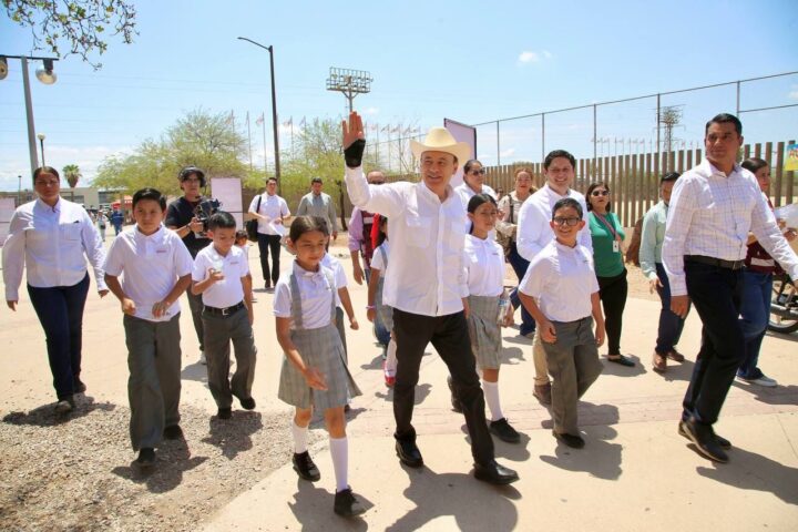 Gobierno de Sonora invierte millones de pesos en uniformes, becas y escuelas