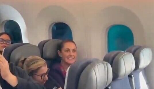 Claudia Sheinbaum en vuelo comercial
