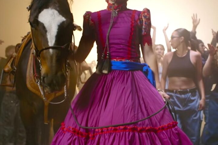 Escaramuza aparece en video oficial de Por ella