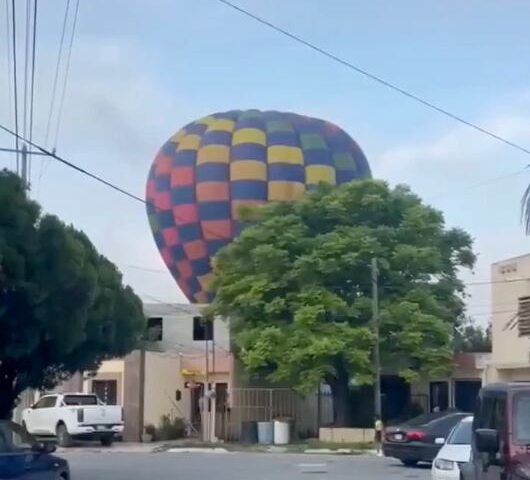 Globo aerostático aterriza en construcción en Nuevo León