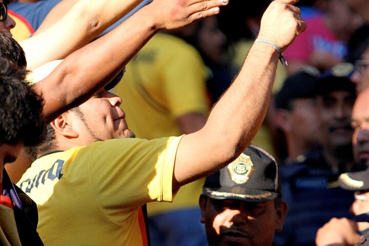 La policía detuvo a aficionados de América que alteraban el orden