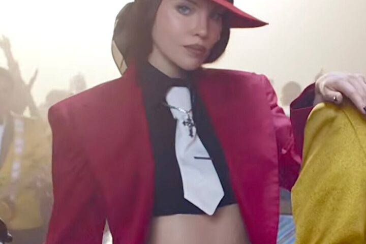 Belinda viste como Pachuco para el video de 