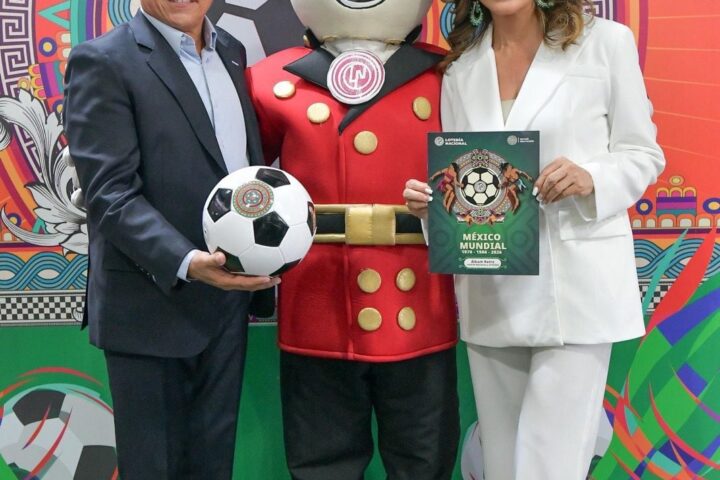 México revive su historia futbolera con álbum de Lotería Nacional
