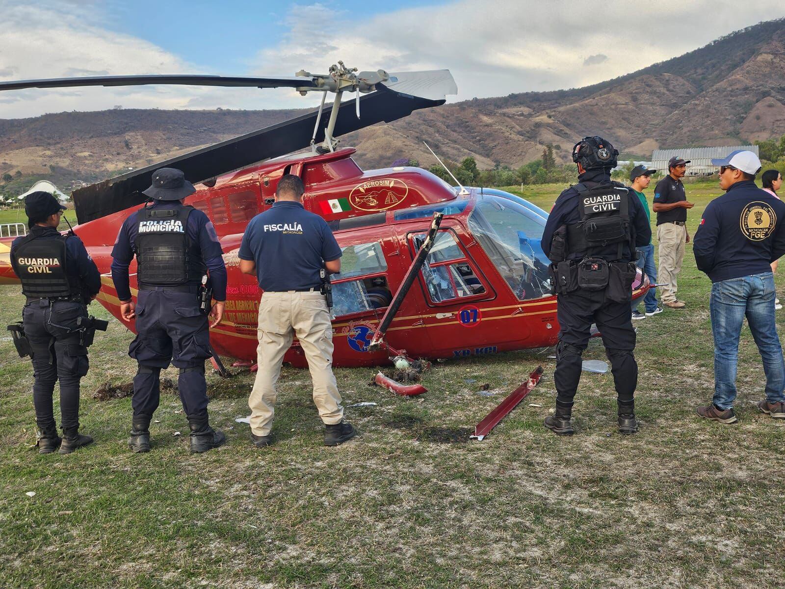 Helicóptero cae en Zitácuaro, Michoacán, por falla mecánica; hay tres lesionados
