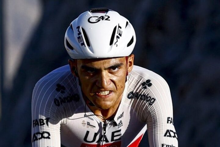 Isaac del Toro sufre lesión en muslo derecho tras caída