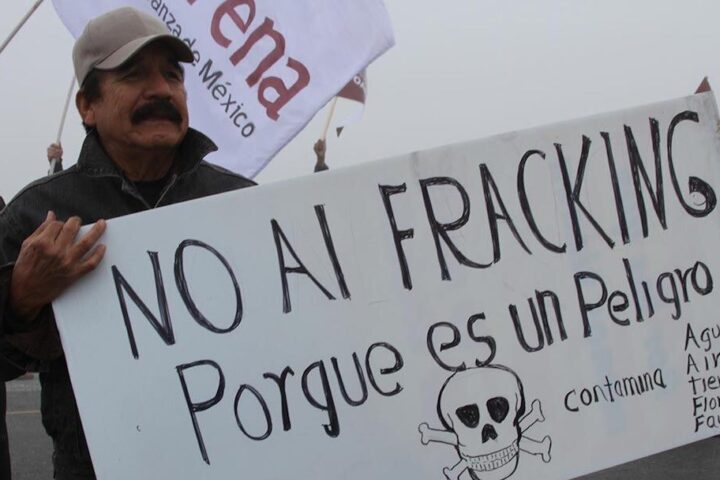 Activistas protestan contra el fracking en Coahuila.