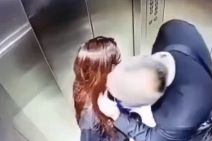 Caso de Edith Guadalupe. Hombre mayor y una joven en el elevador del edificio