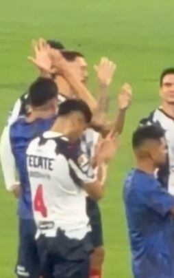 Captan a Lucas Ocampos insultar a la afición de Rayados en el Estadio BBVA.