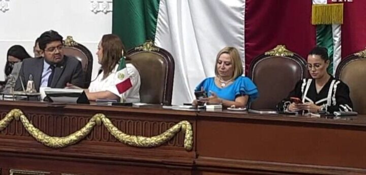 Diputada Olivia Garza del PAN dirigió la sesión del Congreso CDMX usando su celular