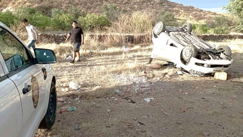 Aparatosa volcadura en curvas del perico, jóvenes sobreviven de milagro tras brutal accidente