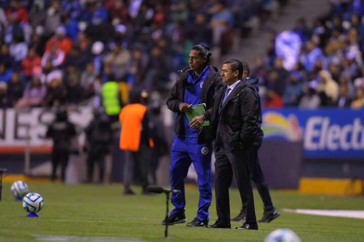  Joel Huiqui con pants de Cruz Azul