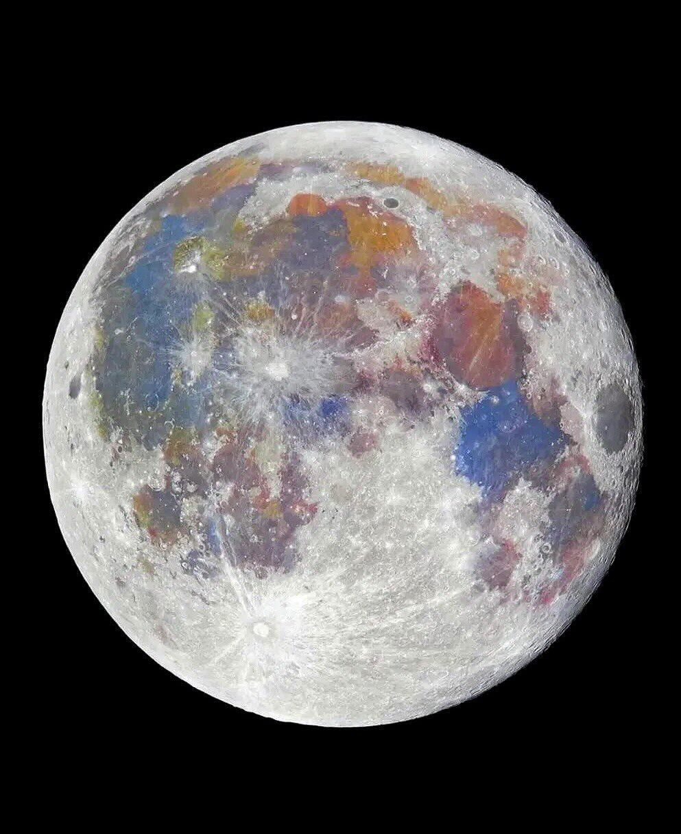 Imágenes de la Luna en colores son falsas