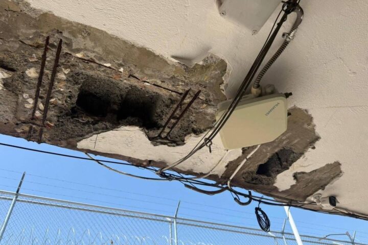 Alumnos de telesecundaria de la SEP en Jojutla usan cascos por riesgo de colapso