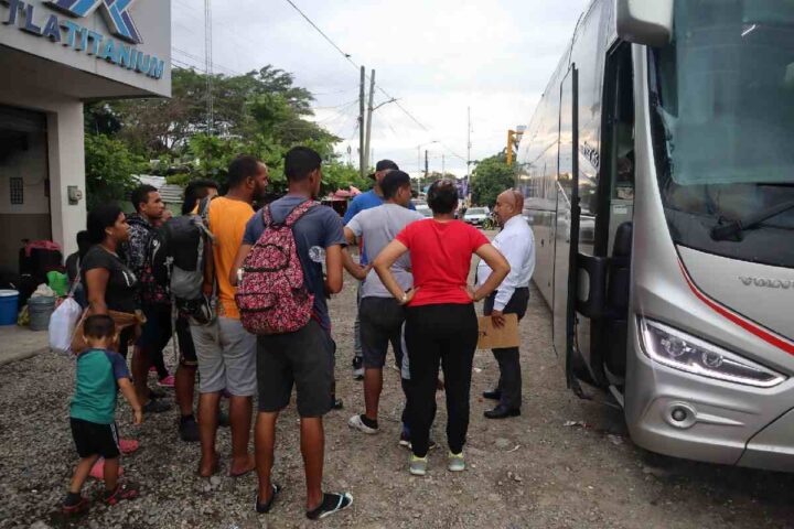 Declaran inconstitucional exigir a migrantes identificarse al abordar un autobús