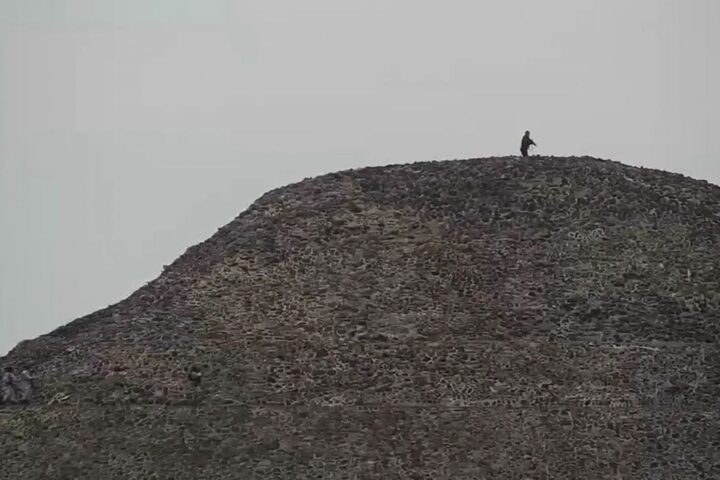 Un hombre de aproximadamente 30 años realizó disparos en la parte alta de la Pirámide de la Luna, en la zona arqueológica de Teotihuacán