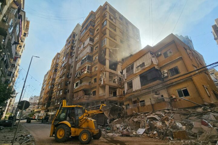 Remueven escombros en Haret Hreik, al sur de Beirut, Líbano, tras ataque israelí