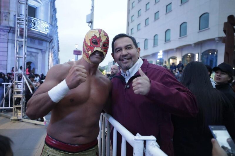 Multitudinaria función de lucha libre en la plaza de armas sorprende pese al frío y reúne a cientos de familias