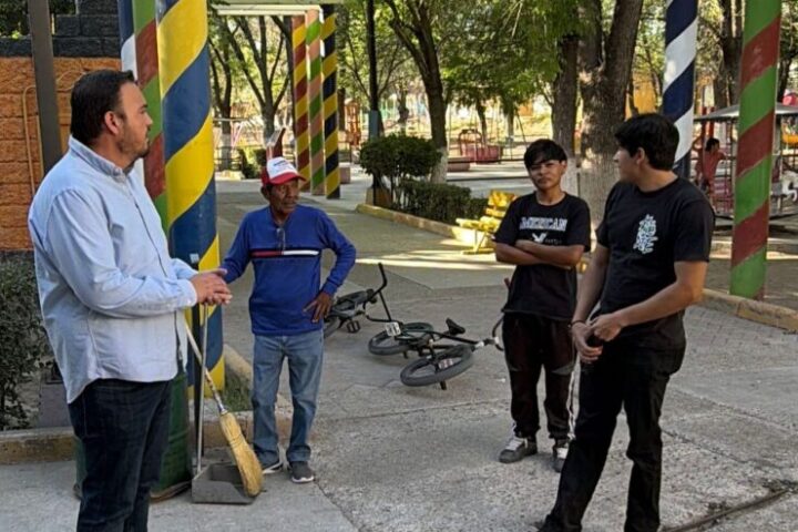 Alcalde Jorge Aldana recorre el Parque Infantil y escucha propuestas de las familias previo a su rehabilitación