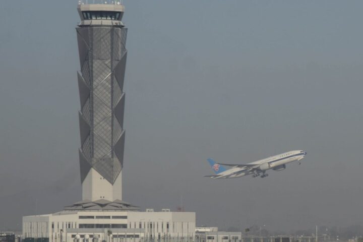 Un vuelo de carga chino despega desde una de las pistas del Aeropuerto Internacional Felipe Ángeles