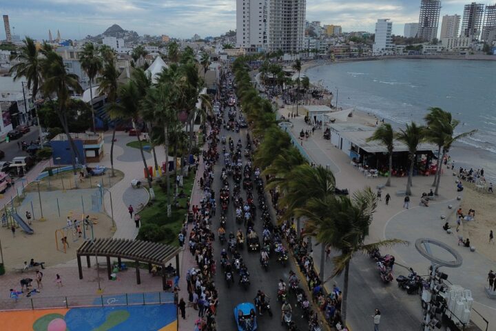 Desfile de la Semana Internacional de la Moto Mazatlán 2026 llena el Malecón de adrenalina.