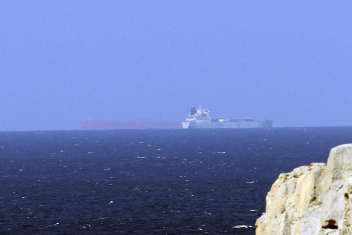 Imagen de archivo de petroleros cruzan el Estrecho de Ormuz.