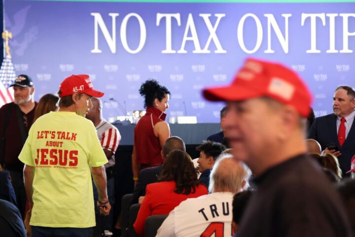 Simpatizantes se reúnen antes de una mesa redonda organizada por el presidente estadounidense, Donald Trump, sobre su política de "No gravar las propinas" en el AC Hotel Las Vegas Symphony Park en Las Vegas, Nevada, EE. UU., el 16 de abril de 2026.