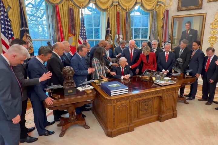 Un grupo de pastores evangélicos rezan con Donald Trump en el Despacho Oval.