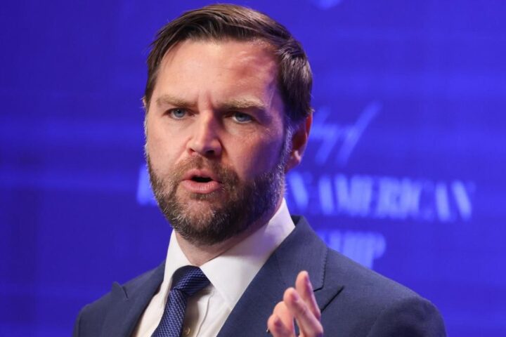 Un manifestante interrumpe a J.D. Vance en un evento lleno de estudiantes conservadores: "Están matando niños en Gaza"