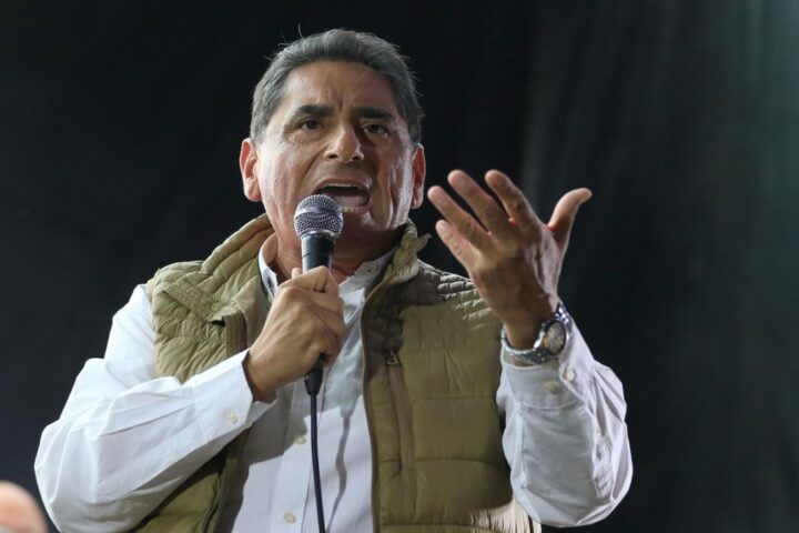 El candidato del partido País Para Todos, Carlos Álvarez, en un mitin de campaña.