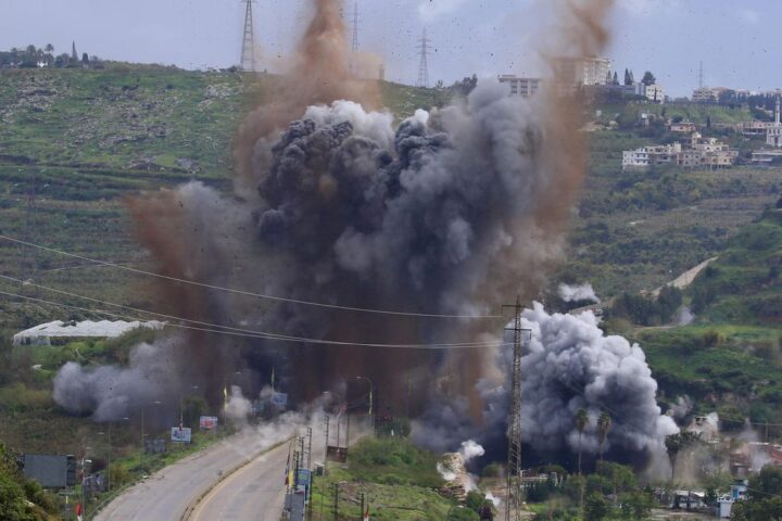 El humo y las llamas se elevan tras un ataque israelí contra el puente de Qasmiya, cerca de Tiro, en el sur del Líbano.