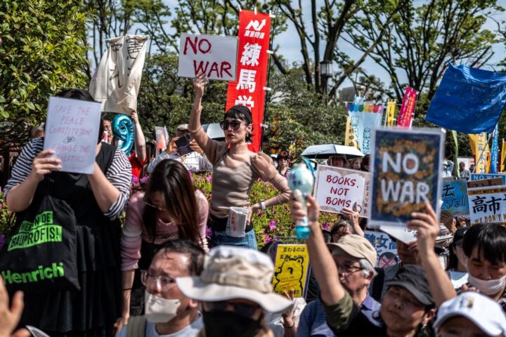 "Dejad de hacerle la pelota a EEUU": la juventud de Japón se levanta para proteger su Constitución pacifista