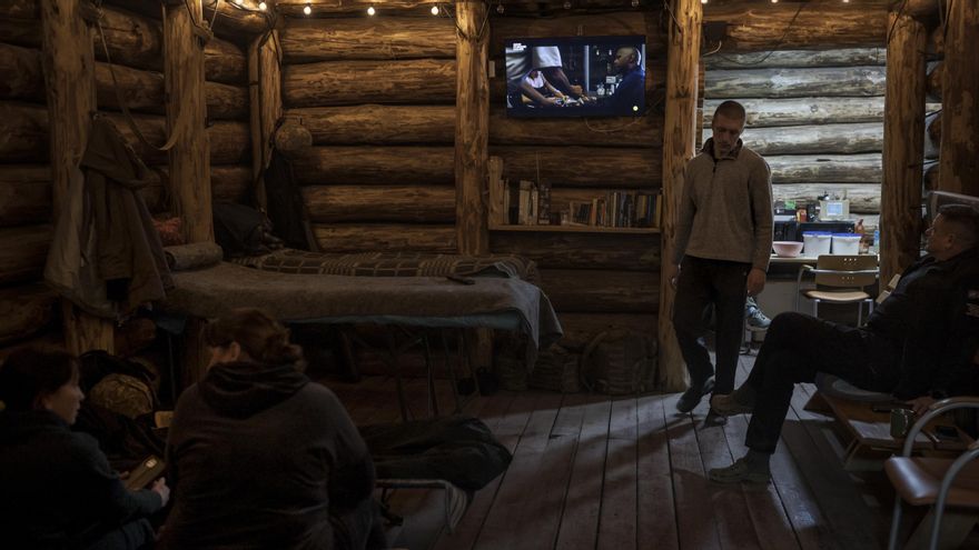 Médicos y enfermeras descansan en la zona reservada para el personal médico, mientras esperan la llegada de heridos del frente en un hospital subterráneo.